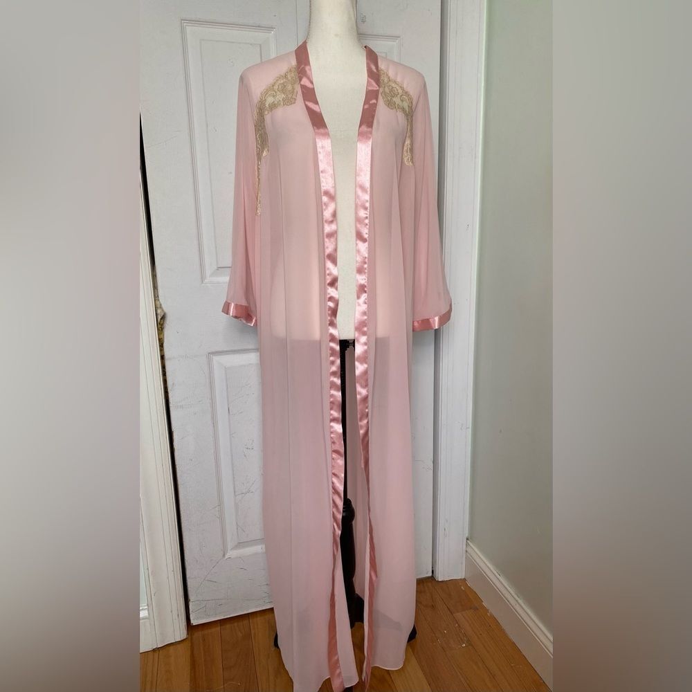 Vintage Valerie Stevens’ Romantic Baby Pink Flowy Robe / Negligees with Lace Det